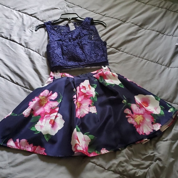 PROM/HOMECOMING/FORMAL 2 piece floral dress size 5 - Picture 2 of 8